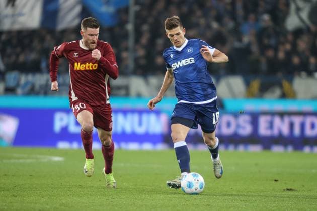 Marvin Wanitzek Karlsruher SC, 10 vs Christian Kuehlwetter Jahn Regensburg, 30 , Karlsruher SC vs Jahn Regensburg Football, 2 Bundesliga, Matchday 16, 2024 2025, 13 12 2024, DFL REGULATES PROHIBIT ANY USE OF PHOTOGRAPHS AS IMAGE SEQUENCES AND OR QUASI VIDEO, Karlsruher SC vs Jahn Regensburg Football, 2 Bundesliga, Matchday 16, 2024 2025, 13 12 2024 Karlsruhe Copyright: xEibner-Pressefoto JanxPrihodax EP_JPA