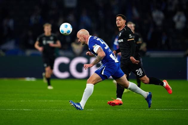 Toni Leistner Hertha BSC, 37 , Andras Nemeth SC Preussen Muenster, 28 , GER, Hertha BSC vs SC Preussen Muenster, Soccer Men, 2 Bundesliga, Season 2024 2025, Matchday 16, 13 12 2024 DFL REGULATES PROHIBIT ANY USE OF PHOTOGRAPHS AS IMAGE SEQUENCES AND OR QUASI VIDEO GER, Hertha BSC vs SC Preussen Muenster, Soccer men, 2 Bundesliga, Season 2024 2025, 16 Matchday, 13 12 2024 Berlin Copyright: xEibner-Pressefotox xClaudiusxRauchx EP_CRH