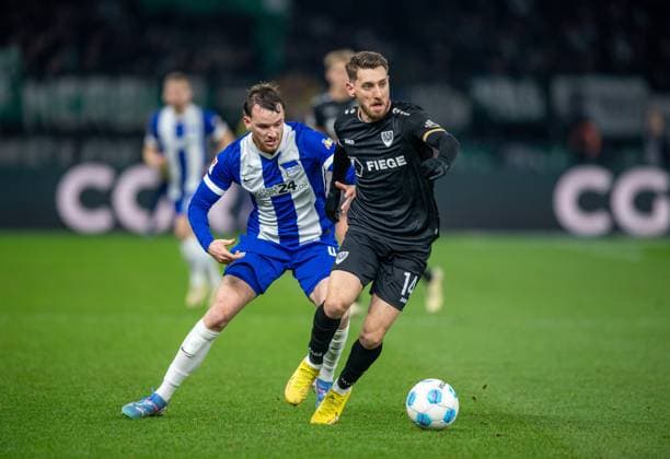 Soccer, Men, Season 2024 2025, 2 Bundesliga 16 Matchday , Hertha BSC SC Preußen Münster, v l Pascal Klemens Hertha BSC , Charalambos Makridis Münster , 13 12 2024, Copyright: xSebastianxRäppold MatthiasxKochx