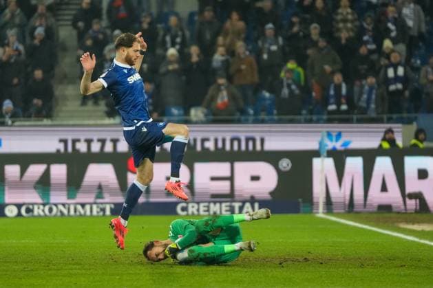 2 Bundesliga Karlsruher SC vs SSV Jahn Regensburg Budu Zivzivadze Karlsruher SC 11 who tries to follow up after his missed penalty, jumping over the goalkeeper and Felix Gebhardt SSV Jahn Regensburg 1 with the lifted ball in his hands 2 Bundesliga Karlsruher SC vs SSV Jahn Regensburg, BBBank Wildpark, Friday 13 12 2024 Copyright: xBEAUTIFULxSPORTS Boscox