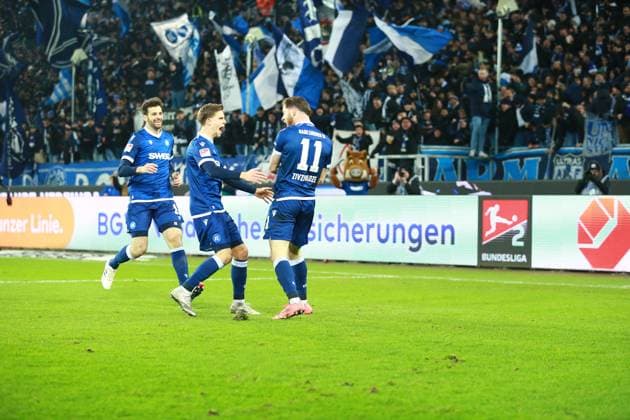 13 12 2024, xrekx, Fußball 2 Bundesliga, Karlsruher SC Jahn Regensburg emspor, v l Luca Pfeiffer Karlsruher SC Dzenis Burnic Karlsruher SC Budu Zivzivadze Karlsruher SC celebrate the 3 2 DFL DFB REGULATIONS PROHIBIT ANY USE OF PHOTOGRAPHS as IMAGE SEQUENCES and or QUASI VIDEO Karlsruhe