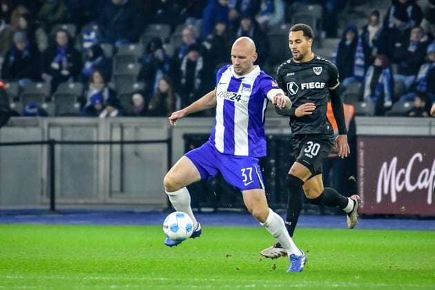Soccer 2 Bundesliga Hertha BSC Berlin Preußen Münster 13 12 2024, xdanx, Soccer 2 Bundesliga Hertha BSC Berlin Preußen Münster v l Toni Leistner Hertha BSC 37 ,Etienne Amenyido SC Preußen Muenster 30 ,Zweikampf, Duell, Kampf, tackle DFL DFB REGULATIONS PROHIBIT ANY USE OF PHOTOGRAPHS as IMAGE SEQUENCES and or QUASI VIDEO Daniel Lakomski Mix1 Berlin Olympiastadion Berlin Berlin Germany EN Copyright: xDanielxLakomskix