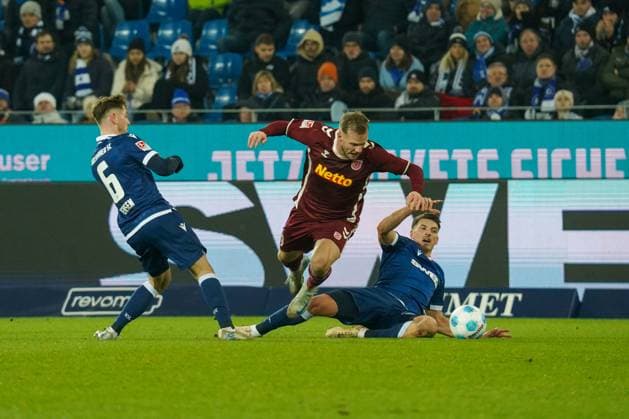 2 Bundesliga Karlsruher SC vs SSV Jahn Regensburg Eric Hottmann SSV Jahn Regensburg 9 in a duel against Nicolai Rapp Karlsruher SC 17 with a good straddle 2 Bundesliga Karlsruher SC vs SSV Jahn Regensburg, BBBank Wildpark, Friday 13 12 2024 Copyright: xBEAUTIFULxSPORTS Boscox