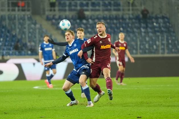 2 Bundesliga Karlsruher SC vs SSV Jahn Regensburg duel between David Herold Karlsruher SC 20 and Eric Hottmann SSV Jahn Regensburg 9 2 Bundesliga Karlsruher SC vs SSV Jahn Regensburg, BBBank Wildpark, Friday 13 12 2024 Copyright: xBEAUTIFULxSPORTS Boscox