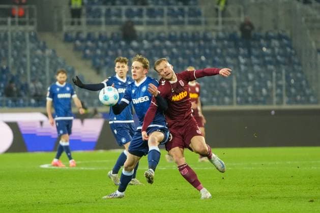 2 Bundesliga Karlsruher SC vs SSV Jahn Regensburg duel between David Herold Karlsruher SC 20 and Eric Hottmann SSV Jahn Regensburg 9 2 Bundesliga Karlsruher SC vs SSV Jahn Regensburg, BBBank Wildpark, Friday 13 12 2024 Copyright: xBEAUTIFULxSPORTS Boscox