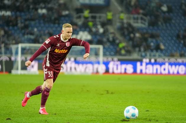 2 Bundesliga Karlsruher SC vs SSV Jahn Regensburg Kai Pröger SSV Jahn Regensburg 33 at shot 2 Bundesliga Karlsruher SC vs SSV Jahn Regensburg, BBBank Wildpark, Friday 13 12 2024 Copyright: xBEAUTIFULxSPORTS Boscox