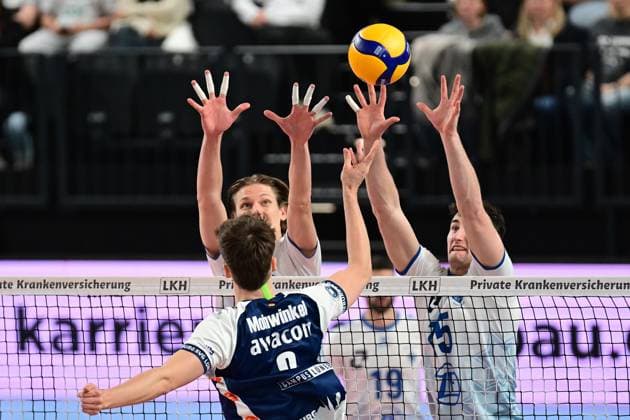 Volleyball I Men I Season 2024 2025 I Bundesliga I 12 Matchday I SVG Lüneburg VfB Friedrichshafen I 13 12 2024 Theo Mohwinkel 8, SVG Lüneburg makes the point against Sergio Andres Carillo Rodriguez 3, VfB Friedrichshafen and Jackson George Young 15, VfB Friedrichshafen Lüneburg LKH Arena Niedersachsen Germany Copyright: xLobeca AndreasxHannigx