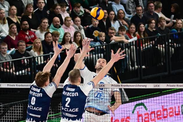 Volleyball I Men I Season 2024 2025 I Bundesliga I 12 Matchday I SVG Lüneburg VfB Friedrichshafen I 13 12 2024 Michal Superlak 6, VfB Friedrichshafen checks Theo Mohwinkel 8, SVG Lüneburg and Blake Gregory Leeson 2, SVG Lüneburg Lüneburg LKH Arena Niedersachsen Germany Copyright: xLobeca AndreasxHannigx