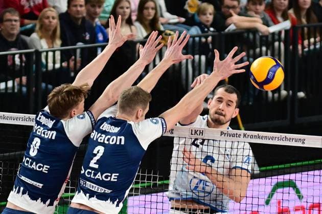 Volleyball I Men I Season 2024 2025 I Bundesliga I 12 Matchday I SVG Lüneburg VfB Friedrichshafen I 13 12 2024 Michal Superlak 6, VfB Friedrichshafen checks Theo Mohwinkel 8, SVG Lüneburg and Blake Gregory Leeson 2, SVG Lüneburg Lüneburg LKH Arena Niedersachsen Germany Copyright: xLobeca AndreasxHannigx