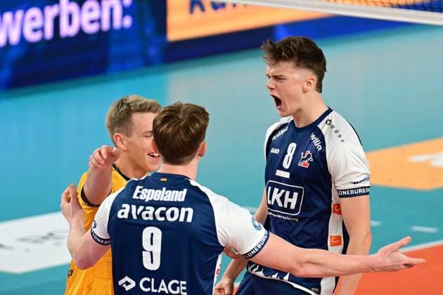Volleyball I Men I Season 2024 2025 I Bundesliga I 12 Matchday I SVG Lüneburg VfB Friedrichshafen I 13 12 2024 Theo Mohwinkel 8, SVG Lüneburg screams out its jubilation Lüneburg LKH Arena Niedersachsen Germany Copyright: xLobeca AndreasxHannigx