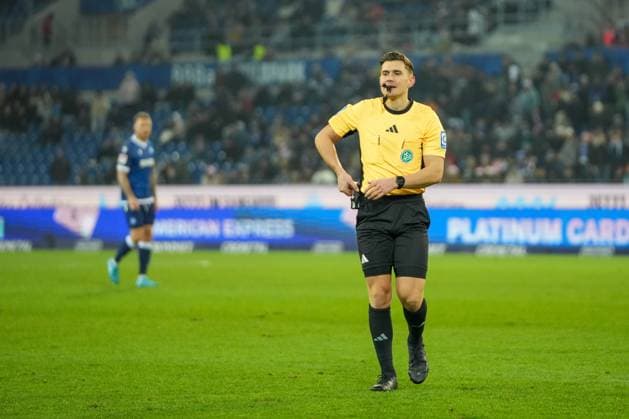 2 Bundesliga Karlsruher SC vs SSV Jahn Regensburg Felix Prigan Referee 2 Bundesliga Karlsruher SC vs SSV Jahn Regensburg, BBBank Wildpark, Friday 13 12 2024 Copyright: xBEAUTIFULxSPORTS Boscox