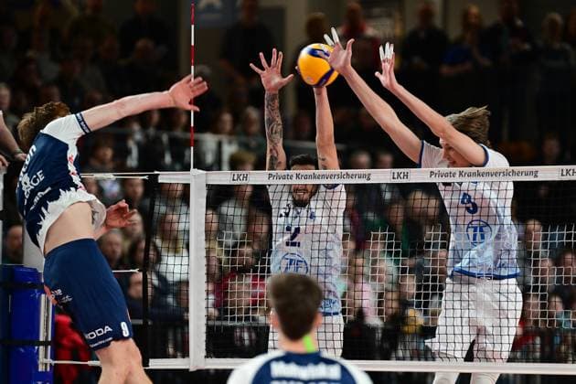 Volleyball I Men I Season 2024 2025 I Bundesliga I 12 Matchday I SVG Lüneburg VfB Friedrichshafen I 13 12 2024 Theo Mohwinkel 8, SVG Lüneburg overcomes the block of Markos Galiotos 2, VfB Friedrichshafen and Severi Seth Savonsalmi 9, VfB Friedrichshafen Lüneburg LKH Arena Niedersachsen Germany Copyright: xLobeca AndreasxHannigx