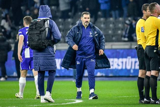 Fussball 2 Bundesliga Hertha BSC Berlin Preußen Münster 13 12 2024, xdanx, Fussball 2 Bundesliga Hertha BSC Berlin Preußen Münster v l Christian Fiel Hertha BSC Trainer , enttaeuscht, schaut enttaeuscht, niedergeschlagen, disappointed DFL DFB REGULATIONS PROHIBIT ANY USE OF PHOTOGRAPHS as IMAGE SEQUENCES and or QUASI VIDEO Daniel Lakomski Mix1 Berlin Olympiastadion Berlin Berlin Germany EN Copyright: xDanielxLakomskix