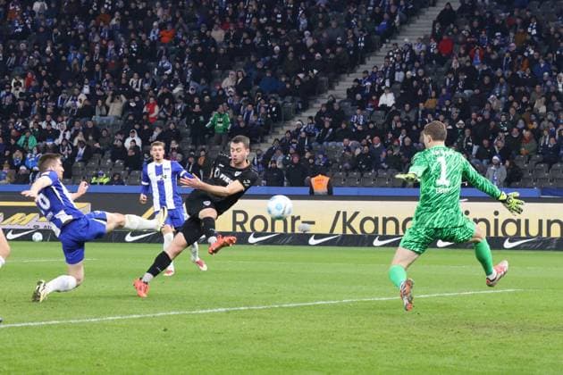 DEU, DFL, 2 FBL, Hertha BSC vs Preussen Muenster, 13 12 2024, Berliner Olympiastadion, Berlin, DEU, DFL, 2 FBL, Hertha BSC vs Preussen Muenster, im Bild 1 2 durch Torge Paetow Preussen Muenster 16 , Tjark Ernst Hertha BSC Berlin 1 , Jonjoe Kenny Hertha BSC Berlin 16 DFL regulations prohibit any use of Photographs as image sequences and or quasi video Foto Juergen Engler nordphoto GmbH nordphotoxGmbHx xEngler nph00076