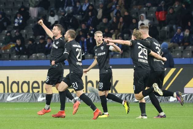 DEU, DFL, 2 FBL, Hertha BSC vs Preussen Muenster, 13 12 2024, Berliner Olympiastadion, Berlin, DEU, DFL, 2 FBL, Hertha BSC vs Preussen Muenster, im Bild 1 2 durch Torge Paetow Preussen Muenster 16 , Muenster Spielerkreis DFL regulations prohibit any use of Photographs as image sequences and or quasi video Foto Juergen Engler nordphoto GmbH nordphotoxGmbHx xEngler nph00076
