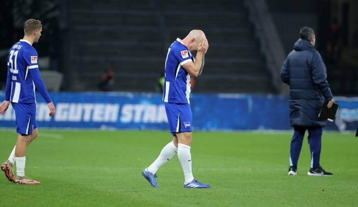 Toni Leistner disappointed after the end of the match Disappointment Sport Football Soccer DFL 2 Bundesliga Men 16 Matchday Season 2024 2025 13 12 2024 Hertha BSC Berlin vs Preußen Münster DFL regulations prohibit any use of photographs as image sequences and or quasi video