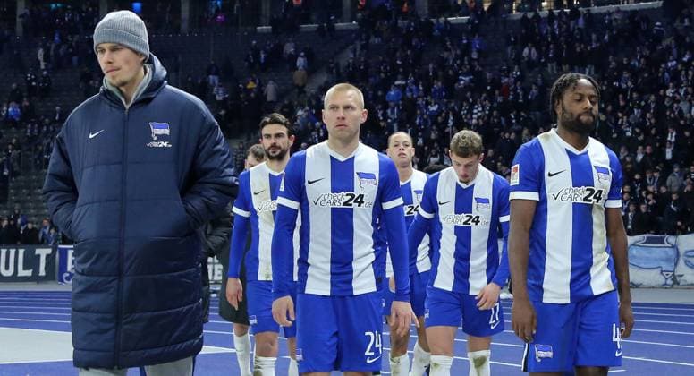 Hertha Mannschaft enttäuscht nach Spielende Enttäuschung Sport Fußball Fußball DFL 2 Bundesliga Herren 16 Spieltag Saison 2024 2025 13 12 2024 Hertha BSC Berlin vs Preußen Münster DFL regulations prohibit any use of photographs as image sequences and or quasi video