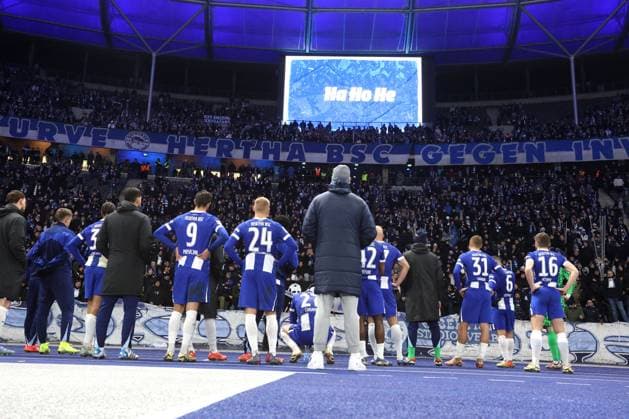 DEU, DFL, 2 FBL, Hertha BSC vs Preussen Muenster, 13 12 2024, Berliner Olympiastadion, Berlin, DEU, DFL, 2 FBL, Hertha BSC vs Preussen Muenster, im Bild Hertha Spielerkreis, Hertha BSC Fans DFL regulations prohibit any use of Photographs as image sequences and or quasi video Foto Juergen Engler nordphoto GmbH nordphotoxGmbHx xEngler nph00076