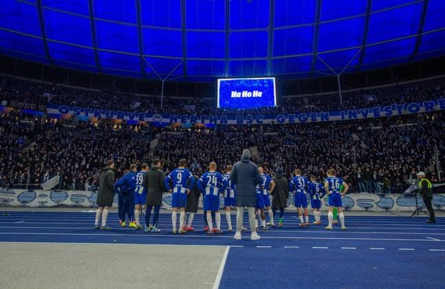 Soccer, Men, Season 2024 2025, 2 Bundesliga 16 Matchday , Hertha BSC SC Preußen Münster, Capo Kreisel speaks to the Hertha team after the final whistle, 13 12 2024, Copyright: xSebastianxRäppold MatthiasxKochx