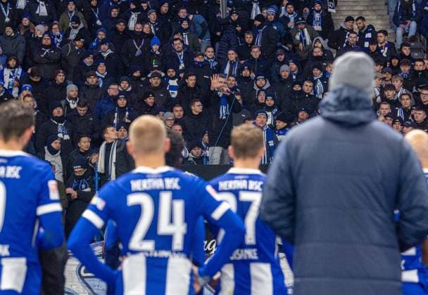 Soccer, Men, Season 2024 2025, 2 Bundesliga 16 Matchday , Hertha BSC SC Preußen Münster, Capo Kreisel speaks to the Hertha team after the final whistle, 13 12 2024, Copyright: xSebastianxRäppold MatthiasxKochx