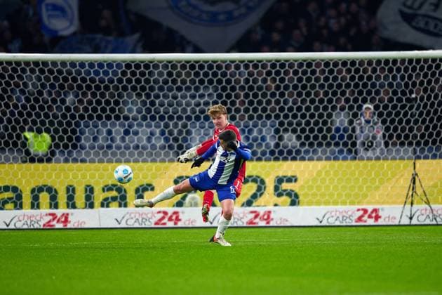 Johannes Schenk SC Preussen Muenster, 01 , Diego Demme Hertha BSC, 06 , GER, Hertha BSC vs SC Preussen Muenster, Soccer Men, 2 Bundesliga, Season 2024 2025, Matchday 16, 13 12 2024 DFL REGULATES PROHIBIT ANY USE OF PHOTOGRAPHS AS IMAGE SEQUENCES AND OR QUASI VIDEO GER, Hertha BSC vs SC Preussen Muenster, Soccer men, 2 Bundesliga, Season 2024 2025, 16 Matchday, 13 12 2024 Berlin Copyright: xEibner-Pressefotox xClaudiusxRauchx EP_CRH