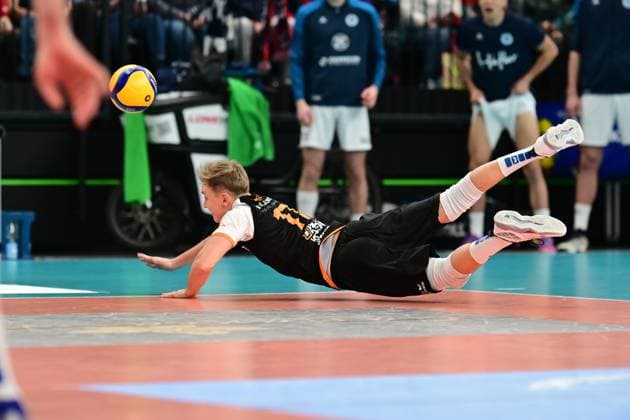 Volleyball I Men I Season 2024 2025 I Bundesliga I 12 Matchday I SVG Lüneburg VfB Friedrichshafen I 13 12 2024 Lenny Graven 17, VfB Friedrichshafen flies low Lüneburg LKH Arena Niedersachsen Germany Copyright: xLobeca AndreasxHannigx
