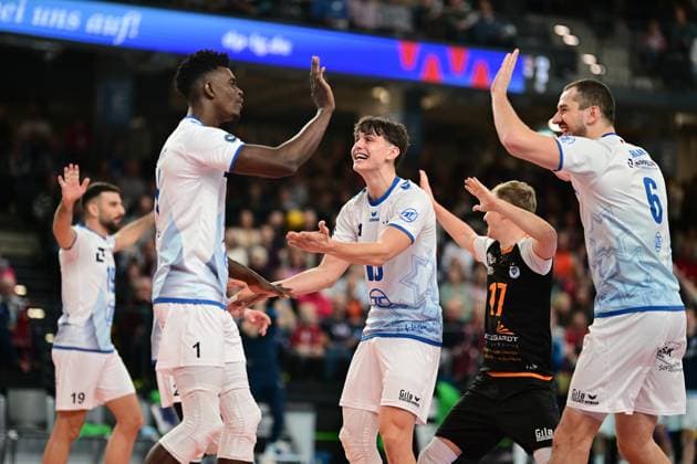 Volleyball I Men I Season 2024 2025 I Bundesliga I 12 Matchday I SVG Lüneburg VfB Friedrichshafen I 13 12 2024 Ivan Zeljkovic 19, VfB Friedrichshafen , Jose Israel Masso Alvarez 1, VfB Friedrichshafen , Simon Kohn 16, VfB Friedrichshafen , Lenny Graven 17, VfB Friedrichshafen and Michal Superlak 6, VfB Friedrichshafen Cheers, excitement, enthusiasm, euphoria, joy, happiness, cheerfulness Lüneburg LKH Arena Niedersachsen Germany Copyright: xLobeca AndreasxHannigx