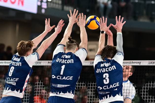 Volleyball I Men I Season 2024 2025 I Bundesliga I 12 Matchday I SVG Lüneburg VfB Friedrichshafen I 13 12 2024 Theo Mohwinkel 8, SVG Lüneburg , Simon Torwie 1, SVG Lüneburg and Michael Patrick Wright 3, SVG Lüneburg Block of three against Michal Superlak 6, VfB Friedrichshafen Lüneburg LKH Arena Niedersachsen Germany Copyright: xLobeca AndreasxHannigx