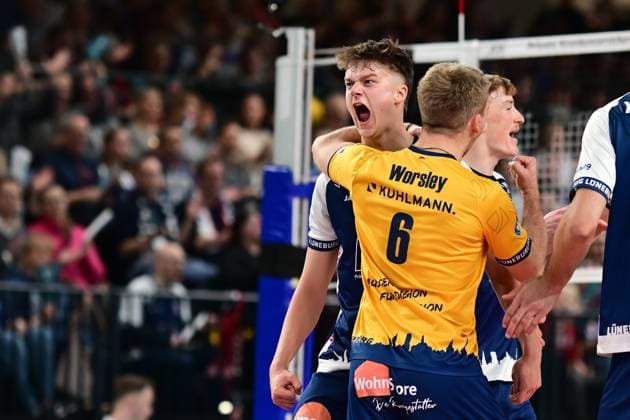 Volleyball I Men I Season 2024 2025 I Bundesliga I 12 Matchday I SVG Lüneburg VfB Friedrichshafen I 13 12 2024 Cheers, excitement, enthusiasm, euphoria, joy, happiness, cheerfulness at Theo Mohwinkel 8, SVG Lüneburg with Gage Thomas Wortley 6, SVG Lüneburg and l9 Lüneburg LKH Arena Niedersachsen Germany Copyright: xLobeca AndreasxHannigx