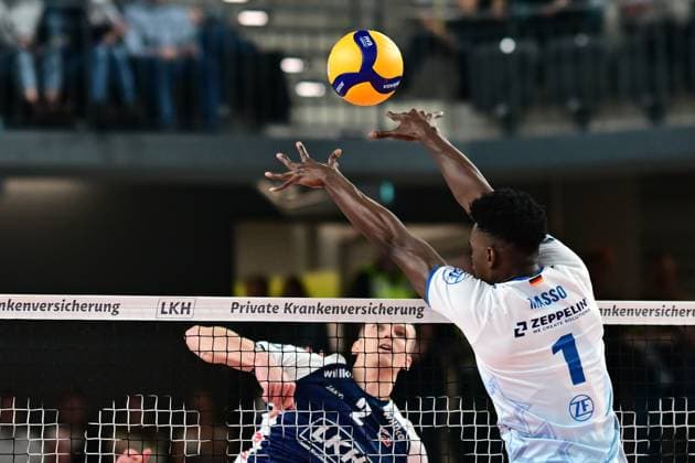 Volleyball I Men I Season 2024 2025 I Bundesliga I 12 Matchday I SVG Lüneburg VfB Friedrichshafen I 13 12 2024 Here Blake Gregory Leeson 2, SVG Lüneburg overcomes the block of Jose Israel Masso Alvarez 1, VfB Friedrichshafen Lüneburg LKH Arena Niedersachsen Germany Copyright: xLobeca AndreasxHannigx
