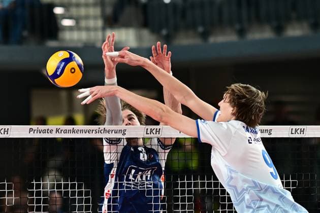 Volleyball I Men I Season 2024 2025 I Bundesliga I 12 Matchday I SVG Lüneburg VfB Friedrichshafen I 13 12 2024 Severi Seth Savonsalmi 9, VfB Friedrichshafen has the greater reach here than Michael Patrick Wright 3, SVG Lüneburg Lüneburg LKH Arena Niedersachsen Germany Copyright: xLobeca AndreasxHannigx