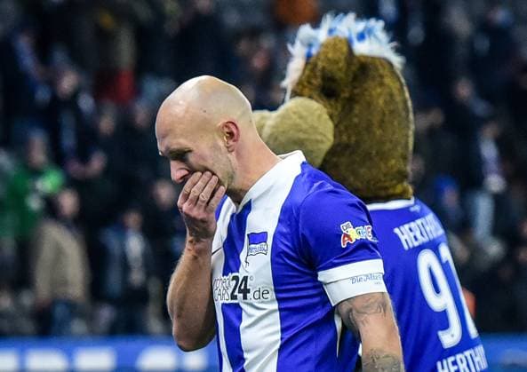 Fussball 2 Bundesliga Hertha BSC Berlin Preußen Münster 13 12 2024, xdanx, Fussball 2 Bundesliga Hertha BSC Berlin Preußen Münster v l Toni Leistner Hertha BSC 37 , enttaeuscht, schaut enttaeuscht, niedergeschlagen, disappointed DFL DFB REGULATIONS PROHIBIT ANY USE OF PHOTOGRAPHS as IMAGE SEQUENCES and or QUASI VIDEO Daniel Lakomski Mix1 Berlin Olympiastadion Berlin Berlin Germany EN Copyright: xDanielxLakomskix