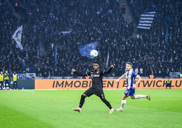 Soccer 2 Bundesliga Hertha BSC Berlin Preußen Münster 13 12 2024, xdanx, Soccer 2 Bundesliga Hertha BSC Berlin Preußen Münster v l Daniel Kyerewaa SC Preußen Muenster 7 ,Jonjoe Kenny Hertha BSC 16 ,Zweikampf, Duell, Kampf, tackle DFL DFB REGULATIONS PROHIBIT ANY USE OF PHOTOGRAPHS as IMAGE SEQUENCES and or QUASI VIDEO Daniel Lakomski Mix1 Berlin Olympiastadion Berlin Berlin Germany EN Copyright: xDanielxLakomskix