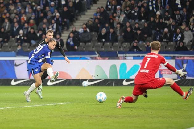 13 12 2024, xtgx, Soccer 2 Bundesliga, Hertha BSC Berlin SC Preussen Muenster emspor, v l Derry Scherhant Hertha, 39 shoots the ball on goal, shot on goal, shot DFL DFB REGULATIONS PROHIBIT ANY USE OF PHOTOGRAPHS as IMAGE SEQUENCES and or QUASI VIDEO Berlin