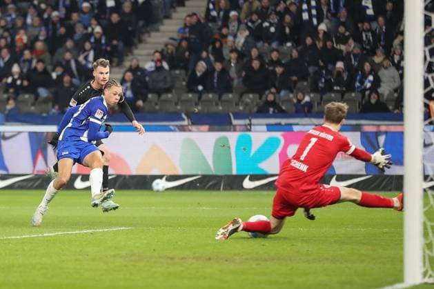 13 12 2024, xtgx, Soccer 2 Bundesliga, Hertha BSC Berlin SC Preussen Muenster emspor, v l Derry Scherhant Hertha, 39 shoots the ball on goal, shot on goal, shot DFL DFB REGULATIONS PROHIBIT ANY USE OF PHOTOGRAPHS as IMAGE SEQUENCES and or QUASI VIDEO Berlin