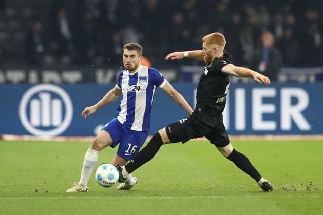 13 12 2024, xtgx, Fußball 2 Bundesliga, Hertha BSC Berlin SC Preussen Muenster emspor, v l Jonjoe Kenny Hertha, 16 , Mikkel Kirkesov Münster, 2 Zweikampf, Duell, Kampf, tackle DFL DFB REGULATIONS PROHIBIT ANY USE OF PHOTOGRAPHS as IMAGE SEQUENCES and or QUASI VIDEO Berlin
