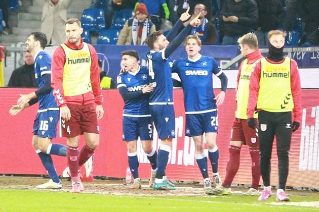 13 12 2024, xrekx, Fußball 2 Bundesliga, Karlsruher SC Jahn Regensburg emspor, v l Luca Pfeiffer Karlsruher SC Robin Heußer Karlsruher SC Fabian Schleusener Karlsruher SC David Herold Karlsruher SC celebrate the 4 2 with the fans DFL DFB REGULATIONS PROHIBIT ANY USE OF PHOTOGRAPHS as IMAGE SEQUENCES and or QUASI VIDEO Karlsruhe