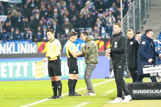 13 12 2024, xrekx, Soccer 2 Bundesliga, Karlsruher SC Jahn Regensburg emspor, f l referee Felix Prgan and coach Christian Eichner Karlsruher SC DFL DFB REGULATIONS PROHIBIT ANY USE OF PHOTOGRAPHS as IMAGE SEQUENCES and or QUASI VIDEO Karlsruhe