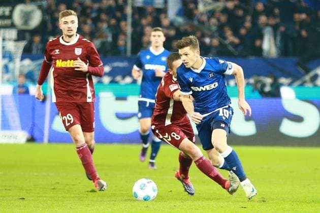 13 12 2024, xrekx, Soccer 2 Bundesliga, Karlsruher SC Jahn Regensburg emspor, v l Elias Huth SSV Jahn Regensburg Andreas Geipl SSV Jahn Regensburg Marvin Wanitzek Karlsruher SC DFL DFB REGULATIONS PROHIBIT ANY USE OF PHOTOGRAPHS as IMAGE SEQUENCES and or QUASI VIDEO Karlsruhe