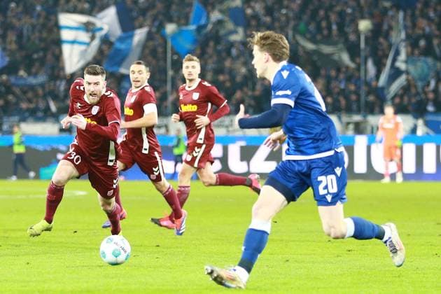 13 12 2024, xrekx, Soccer 2 Bundesliga, Karlsruher SC Jahn Regensburg emspor, v l Christian Kühlwetter Kuehlwetter SSV Jahn Regensburg David Herold Karlsruher SC DFL DFB REGULATIONS PROHIBIT ANY USE OF PHOTOGRAPHS as IMAGE SEQUENCES and or QUASI VIDEO Karlsruhe
