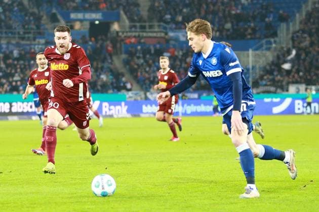 13 12 2024, xrekx, Soccer 2 Bundesliga, Karlsruher SC Jahn Regensburg emspor, v l Christian Kühlwetter Kuehlwetter SSV Jahn Regensburg David Herold Karlsruher SC DFL DFB REGULATIONS PROHIBIT ANY USE OF PHOTOGRAPHS as IMAGE SEQUENCES and or QUASI VIDEO Karlsruhe