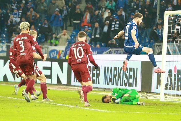 13 12 2024, xrekx, Soccer 2 Bundesliga, Karlsruher SC Jahn Regensburg emspor, f l Eric Hottmann SSV Jahn Regensburg Bryan Hein SSV Jahn Regensburg Louis Breunig SSV Jahn Regensburg Christian Viet SSV Jahn Regensburg celebrate the saved penalty by Felix Gebhardt SSV Jahn Regensburg Budu Zivzivadze Karlsruher SC DFL DFB REGULATIONS PROHIBIT ANY USE OF PHOTOGRAPHS as IMAGE SEQUENCES and or QUASI VIDEO Karlsruhe