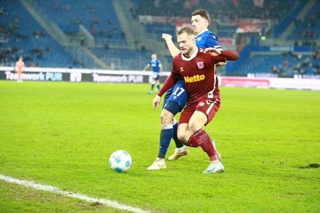 13 12 2024, xrekx, Soccer 2 Bundesliga, Karlsruher SC Jahn Regensburg emspor, v l Nicolai Rapp Karlsruher SC Eric Hottmann SSV Jahn Regensburg DFL DFB REGULATIONS PROHIBIT ANY USE OF PHOTOGRAPHS as IMAGE SEQUENCES and or QUASI VIDEO Karlsruhe