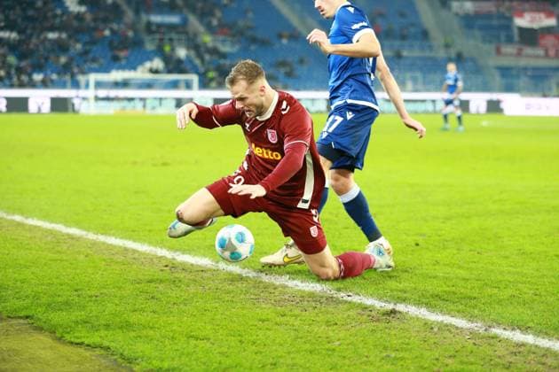 13 12 2024, xrekx, Soccer 2 Bundesliga, Karlsruher SC Jahn Regensburg emspor, v l Nicolai Rapp Karlsruher SC Eric Hottmann SSV Jahn Regensburg DFL DFB REGULATIONS PROHIBIT ANY USE OF PHOTOGRAPHS as IMAGE SEQUENCES and or QUASI VIDEO Karlsruhe