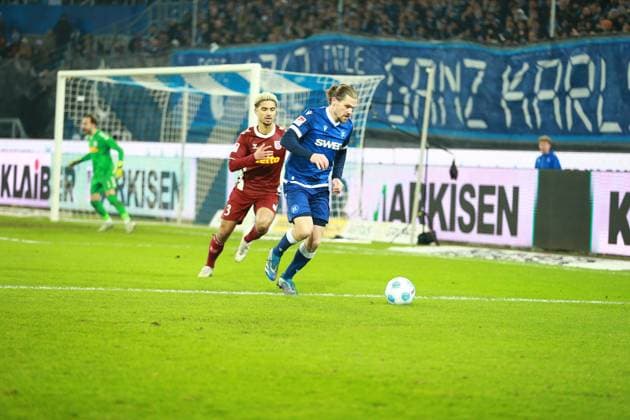 13 12 2024, xrekx, Soccer 2 Bundesliga, Karlsruher SC Jahn Regensburg emspor, v l Bryan Hein SSV Jahn Regensburg Sebastian Jung Karlsruher SC DFL DFB REGULATIONS PROHIBIT ANY USE OF PHOTOGRAPHS as IMAGE SEQUENCES and or QUASI VIDEO Karlsruhe