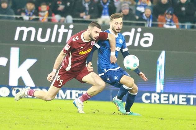 13 12 2024, xrekx, Soccer 2 Bundesliga, Karlsruher SC Jahn Regensburg emspor, v l Rasim Bulic SSV Jahn Regensburg Fabian Schleusener Karlsruher SC DFL DFB REGULATIONS PROHIBIT ANY USE OF PHOTOGRAPHS as IMAGE SEQUENCES and or QUASI VIDEO Karlsruhe