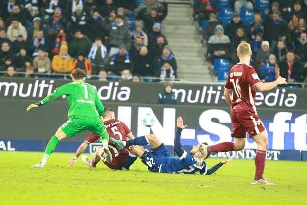 13 12 2024, xrekx, Soccer 2 Bundesliga, Karlsruher SC Jahn Regensburg emspor, v l Felix Gebhardt SSV Jahn Regensburg Rasim Bulic SSV Jahn Regensburg Fabian Schleusener Karlsruher SC Louis Breunig SSV Jahn Regensburg DFL DFB REGULATIONS PROHIBIT ANY USE OF PHOTOGRAPHS as IMAGE SEQUENCES and or QUASI VIDEO Karlsruhe