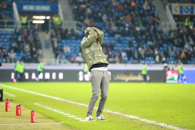 13 12 2024, xrekx, Fußball 2 Bundesliga, Karlsruher SC Jahn Regensburg emspor, v l Trainer Christian Eichner Karlsruher SC enttaeuscht, enttaeuscht schauend, dissapointed DFL DFB REGULATIONS PROHIBIT ANY USE OF PHOTOGRAPHS as IMAGE SEQUENCES and or QUASI VIDEO Karlsruhe