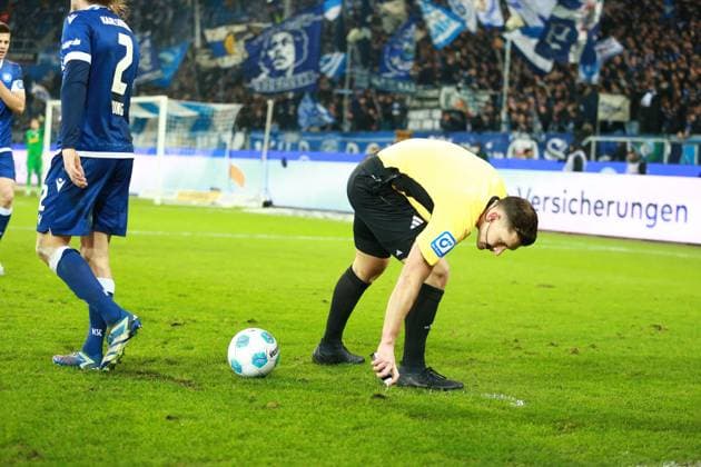 13 12 2024, xrekx, Soccer 2 Bundesliga, Karlsruher SC Jahn Regensburg emspor, v l Sebastian Jung Karlsruher SC referee Felix Prigan DFL DFB REGULATIONS PROHIBIT ANY USE OF PHOTOGRAPHS as IMAGE SEQUENCES and or QUASI VIDEO Karlsruhe