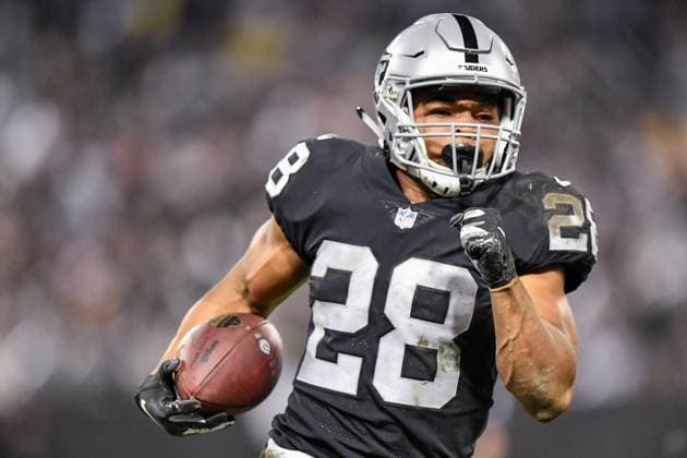 NFL, American Football Herren, USA 2018: Broncos vs Raiders DEC 24 December 24, 2018: Oakland Raiders running back Doug Martin (28) runs for a touchdown during the NFL football game between the Denver Broncos and the Oakland Raiders at the Oakland Alameda Coliseum in Oakland, CA. Chris Brown CSM Oakland California USA EDITORIAL USE ONLY Copyright: xx ZUMA-20181224_zaf_c04_033.jpg ChrisxBrownx csmphototwo477297
